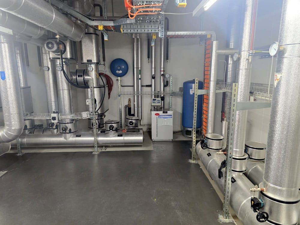 Lüftungszentrale mit isolierten Kanälen und Apparaten, Flughafen Zürich