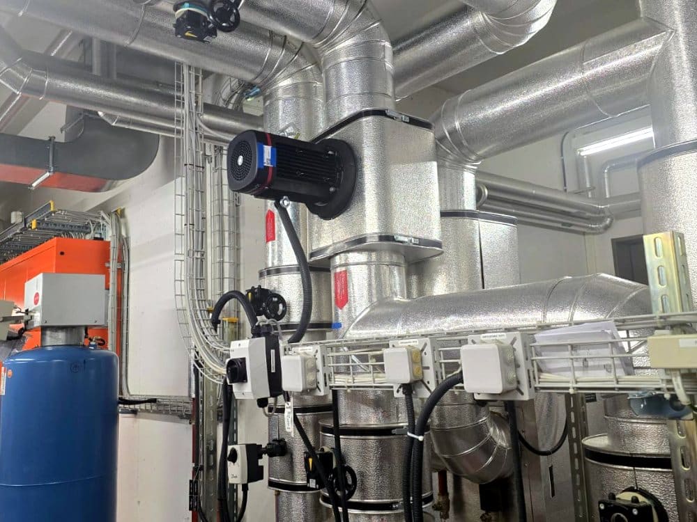 Isolierte Steigkanäle und Verteilung in der Technikzentrale, Flughafen Zürich