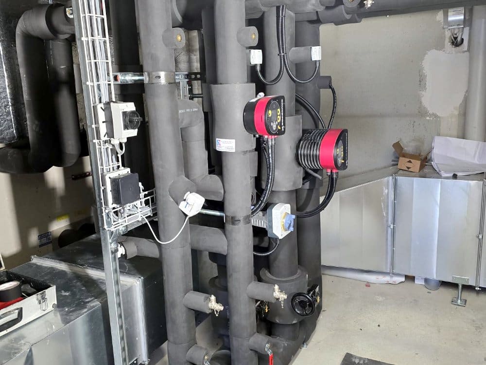 Isolierte Verteilung mit Pumpengruppen in Kautschuk-Dämmung, Industriegebäude Zürich
