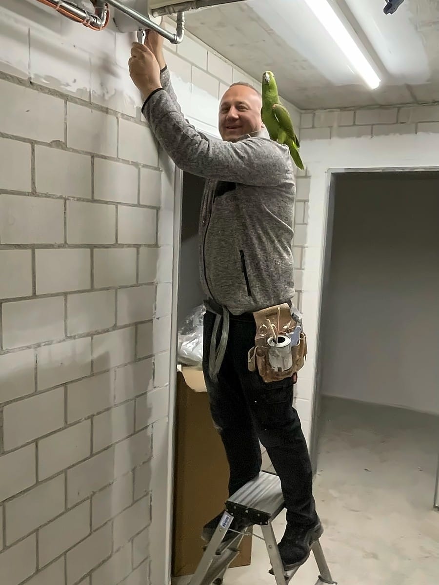 Safet Ademi bei der Montage einer Rohrisolierung