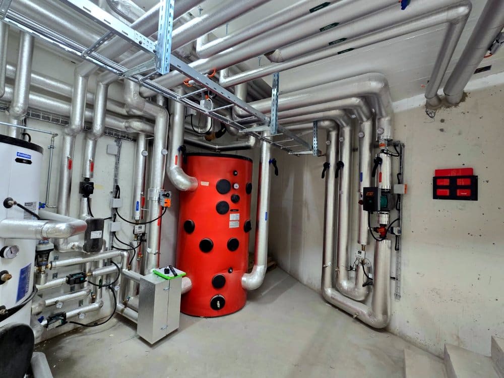 Speicher mit isolierten Anbindeleitungen, Mehrfamilienhaus Zumikon